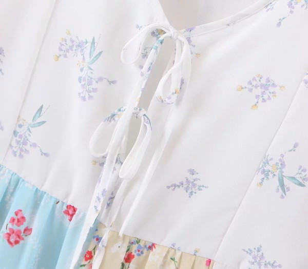 Női ruha szabású modell V-nyakkal, fűzős kék és mintás mintával