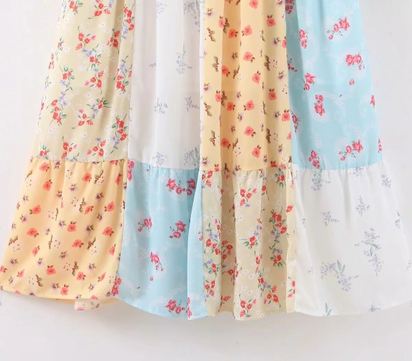 Női ruha szabású modell V-nyakkal, fűzős kék és mintás mintával