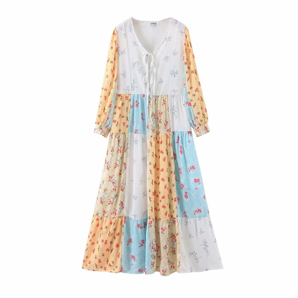 Női ruha szabású modell V-nyakkal, fűzős kék és mintás mintával