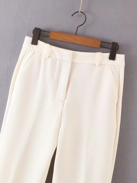 Hosszú, divatos nadrág magas derékkal és fehér gombokkal