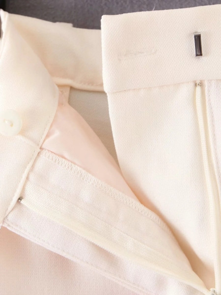 Hosszú, divatos nadrág magas derékkal és fehér gombokkal