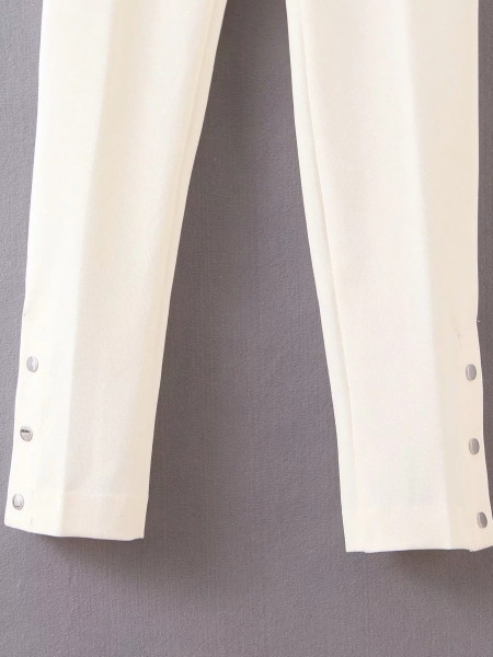 Hosszú, divatos nadrág magas derékkal és fehér gombokkal