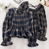 Kockás női blúz kék és barna színben, négyzet alakú nyakkivágással