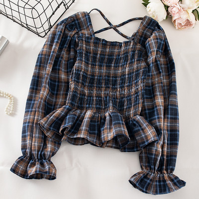 Kockás női blúz kék és barna színben, négyzet alakú nyakkivágással