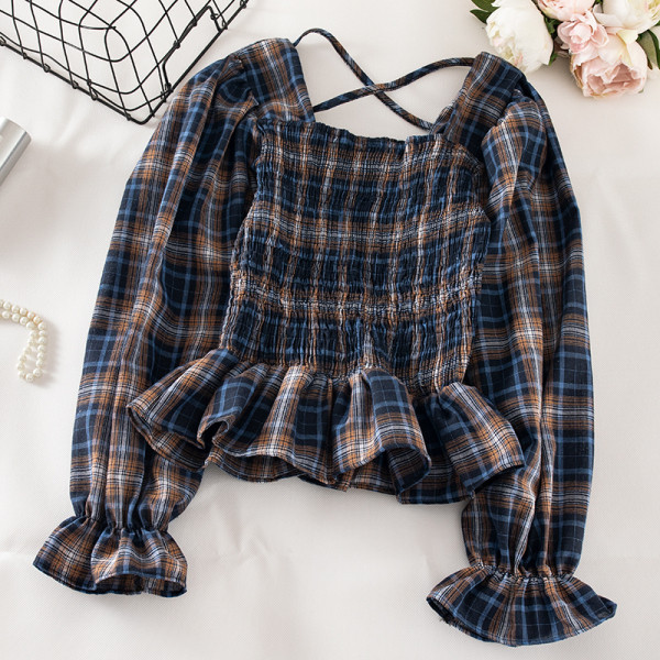 Kockás női blúz kék és barna színben, négyzet alakú nyakkivágással