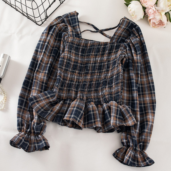 Kockás női blúz kék és barna színben, négyzet alakú nyakkivágással
