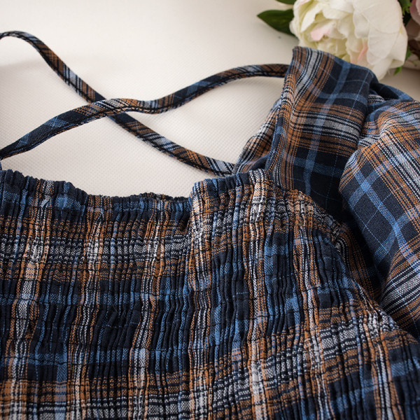 Kockás női blúz kék és barna színben, négyzet alakú nyakkivágással