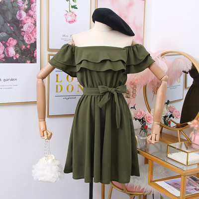 Modern női ruha csónakos nyakkivágással és övvel több színben