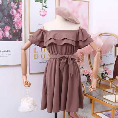 Modern női ruha csónakos nyakkivágással és övvel több színben