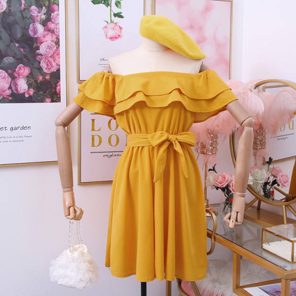 Modern női ruha csónakos nyakkivágással és övvel több színben