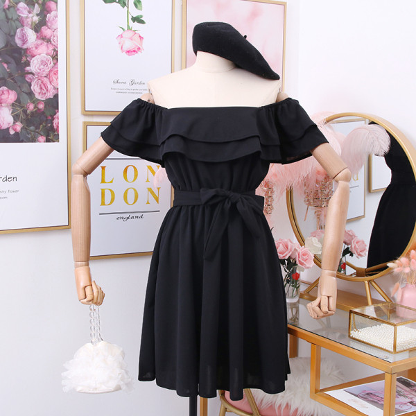 Modern női ruha csónakos nyakkivágással és övvel több színben