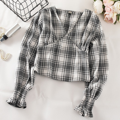 Kockás női blúz három színben V-nyakú és hosszú ujjú