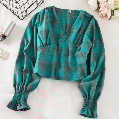 Kockás női blúz három színben V-nyakú és hosszú ujjú