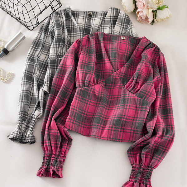 Kockás női blúz három színben V-nyakú és hosszú ujjú