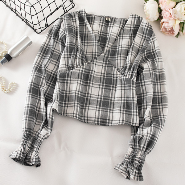 Kockás női blúz három színben V-nyakú és hosszú ujjú