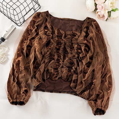 Fekete, barna és fehér női blúz négyzet alakú nyakkivágással és hosszú ujjal