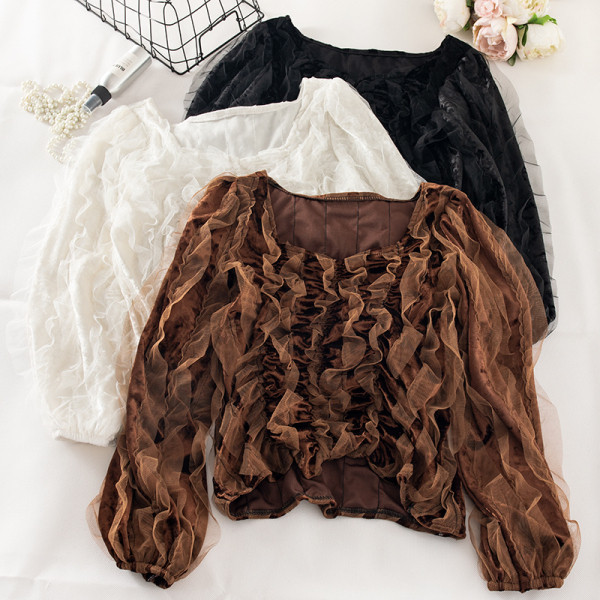 Fekete, barna és fehér női blúz négyzet alakú nyakkivágással és hosszú ujjal