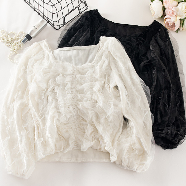 Fekete, barna és fehér női blúz négyzet alakú nyakkivágással és hosszú ujjal