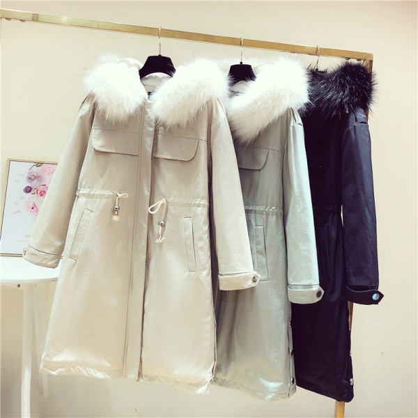 Női téli kabát hosszú modell, deréknál és a kapucninál csatlakozóval, bézs, fekete és zöld színben