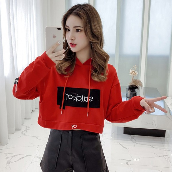 Női rövid fekete, fehér és piros blúz kapucnival és megkötővel