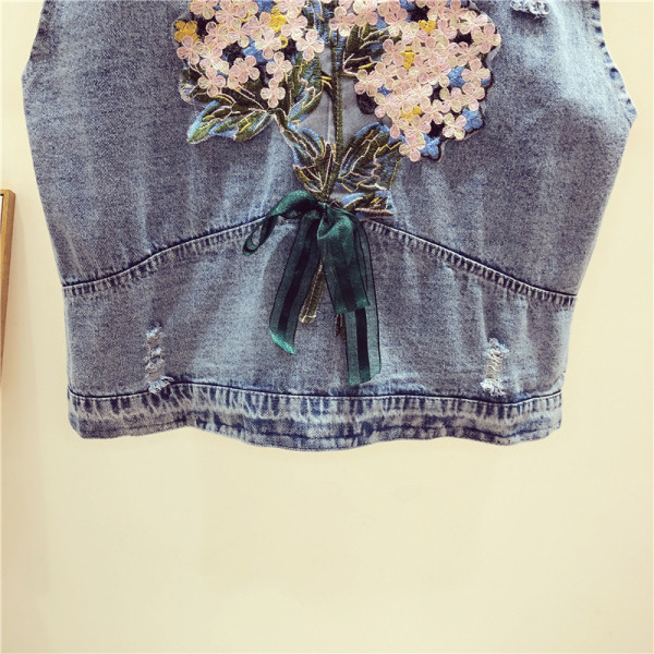 Γυναικείο τζιν  γιλέκο με χρωματιστό κεντήματα στην πλάτη με μπλε χρώμα