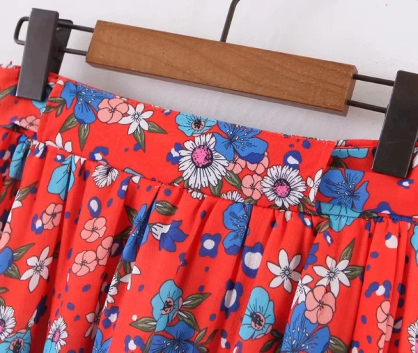 Fusta cu croiala lunga cu talie inalta in alb si rosu cu model floral