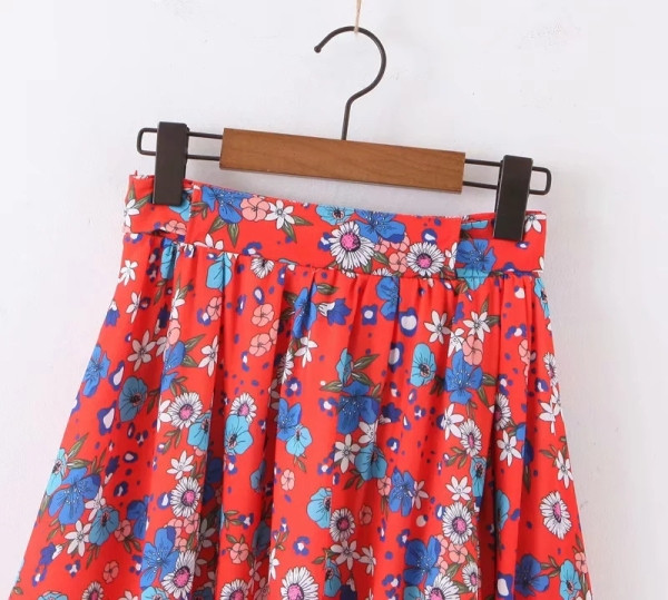 Fusta cu croiala lunga cu talie inalta in alb si rosu cu model floral