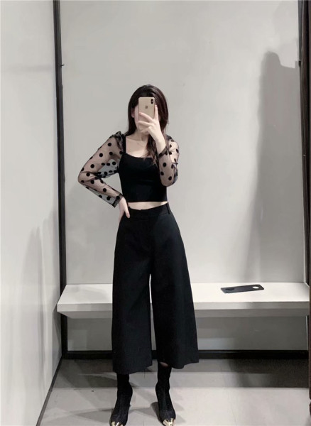 Széles női nadrág 7/8-os hosszúsággal, magas derékkal, fekete színben