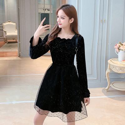 Modern női bársonyruha fekete színben tüll és fényes hatással