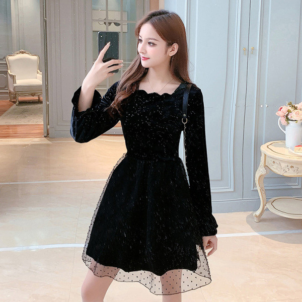 Modern női bársonyruha fekete színben tüll és fényes hatással