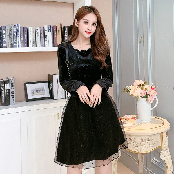 Modern női bársonyruha fekete színben tüll és fényes hatással