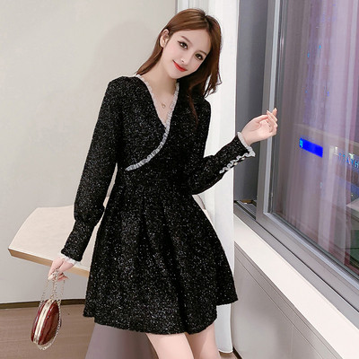 Piros-fekete női ruha V-nyakú, fényes hatású