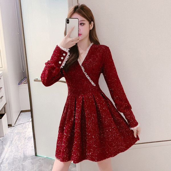 Piros-fekete női ruha V-nyakú, fényes hatású