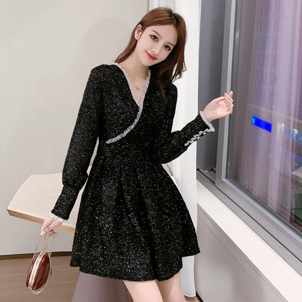 Piros-fekete női ruha V-nyakú, fényes hatású