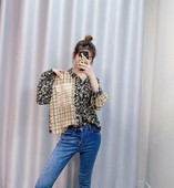 Camasa scurta lata cu model colorat cu nasturi si guler clasic