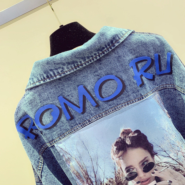 Női farmerdzseki színes rátéttel a hátán kék színben