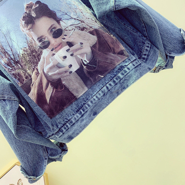 Női farmerdzseki színes rátéttel a hátán kék színben