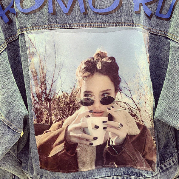 Női farmerdzseki színes rátéttel a hátán kék színben