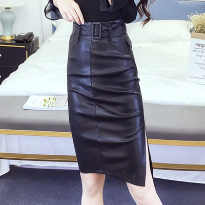 Női őszi-téli szoknya öko bőrből fekete színben, övvel és hasítékkal