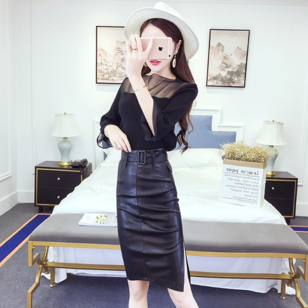 Női őszi-téli szoknya öko bőrből fekete színben, övvel és hasítékkal