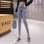 Kék színű, testhezálló női farmer, magas derékkal és 9/10 hosszúsággal