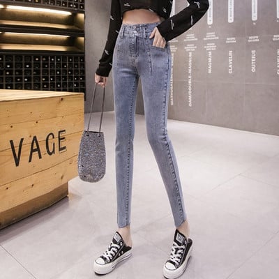 Kék színű, testhezálló női farmer, magas derékkal és 9/10 hosszúsággal