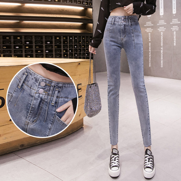 Kék színű, testhezálló női farmer, magas derékkal és 9/10 hosszúsággal