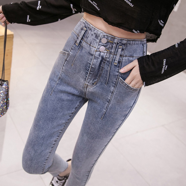 Kék színű, testhezálló női farmer, magas derékkal és 9/10 hosszúsággal