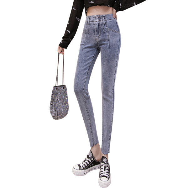 Kék színű, testhezálló női farmer, magas derékkal és 9/10 hosszúsággal