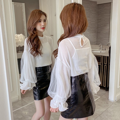 Bluză de damă modernă în negru, albastru și alb, cu guler jos și mâneci largi