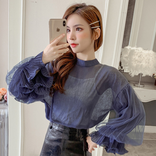 Bluză de damă modernă în negru, albastru și alb, cu guler jos și mâneci largi