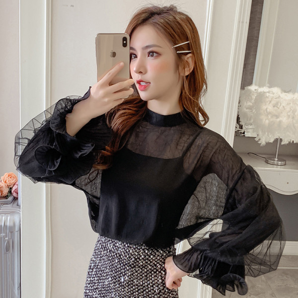 Bluză de damă modernă în negru, albastru și alb, cu guler jos și mâneci largi