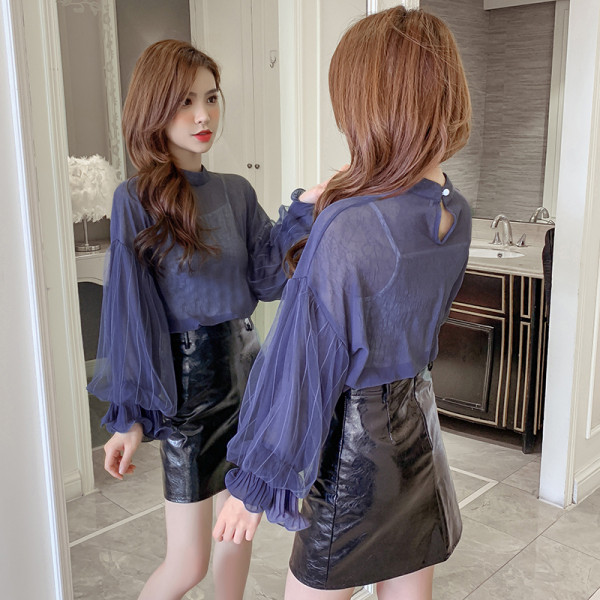 Bluză de damă modernă în negru, albastru și alb, cu guler jos și mâneci largi