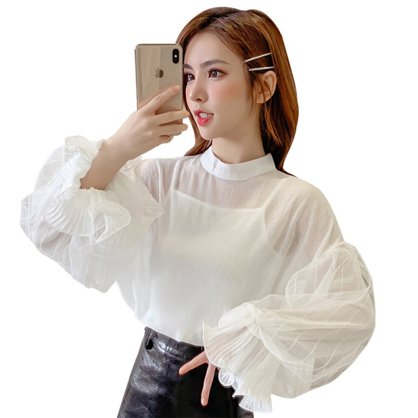 Bluză de damă modernă în negru, albastru și alb, cu guler jos și mâneci largi